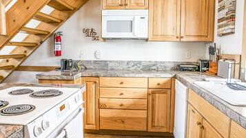 雪櫃、微波爐、焗爐、爐具