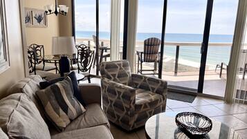 Smart-TV, DVD-spiller og bøker