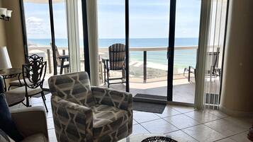 Smart-TV, DVD-spiller og bøker