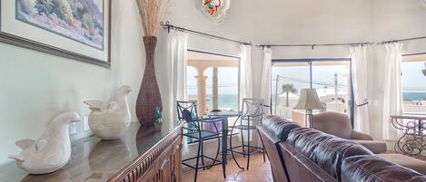 Fernseher, Kamin, DVD-Player, Bücher