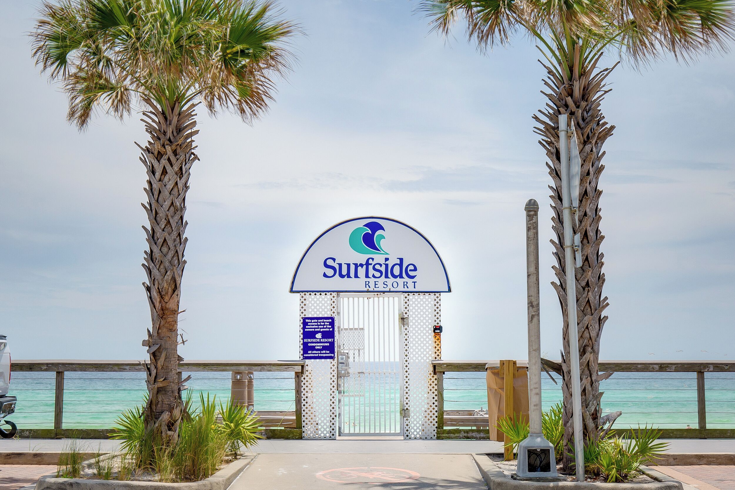 Un cancello d'ingresso conduce al Surfside Resort, con vista diretta sull'oceano.