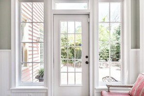 Interior - Deluxe Washington Square getaway for 12, steps to the River & Broughton Street! (Savannah)