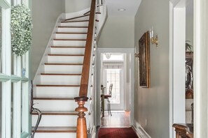 Interior - Deluxe Washington Square getaway for 12, steps to the River & Broughton Street! (Savannah)