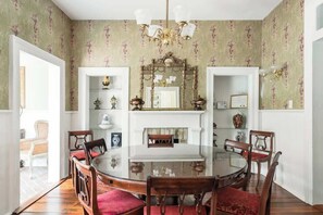 Dining - The Washington Square Collection (Savannah)