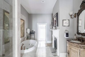 Combined shower/bathtub, hair dryer, towels, shampoo - The Washington Square Collection (Savannah)