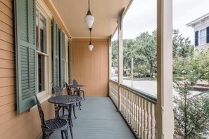 Outdoor dining - The Washington Square Collection (Savannah)