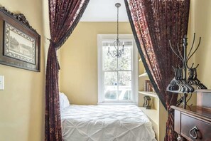 6 bedrooms, desk, iron/ironing board, free WiFi - The Washington Square Collection (Savannah)