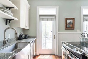 Fridge, microwave, oven, stovetop - Deluxe Washington Square getaway for 12, steps to the River & Broughton Street! (Savannah)