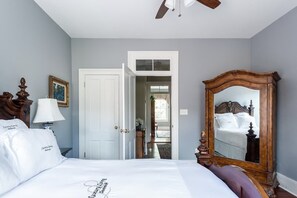 6 bedrooms, iron/ironing board, free WiFi, bed sheets - The Washington Square Collection (Savannah)
