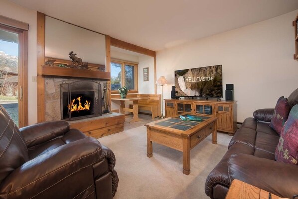 平板电视、壁炉、DVD 播放器、立体声音响