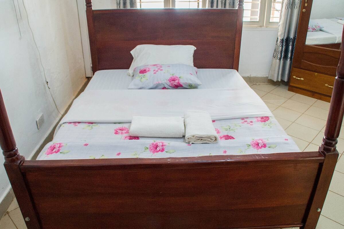 In-room safe, desk, free WiFi