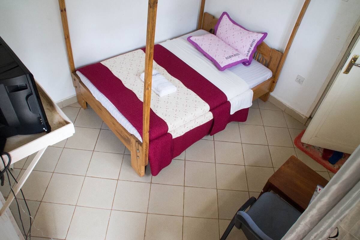 In-room safe, desk, free WiFi