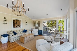 TV, table tennis - Dancin' In The Moonlight on the 17th Hole of the BHI Club Golf Course ! (Bald Head Island)