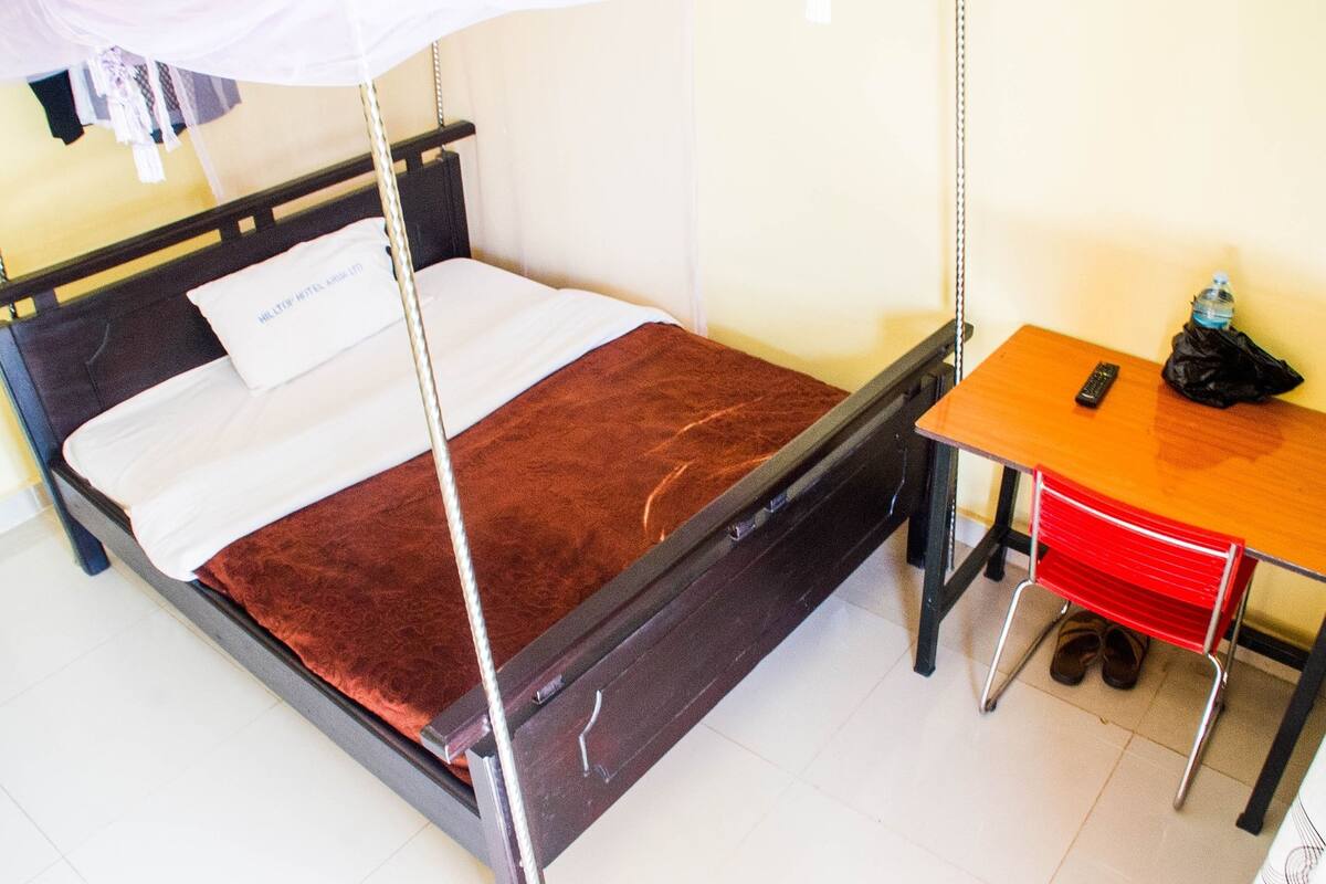 Quarto casal standard | Escrivaninha