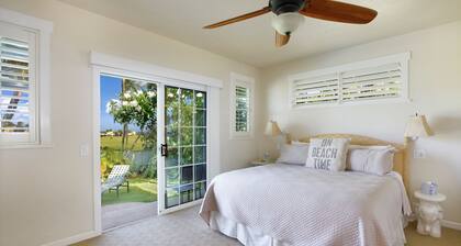 Tilava perhe asuu Poipun rannalla, uima-allas, merinäköala