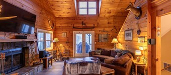 A Mountain Hideaway - 10 mins to Main St Blowing Rock, hot tub, pool table