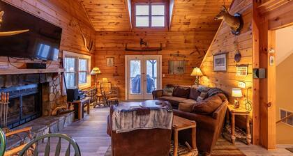 A Mountain Hideaway - 10 mins to Main St Blowing Rock, hot tub, pool table