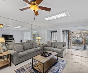 Televisio, DVD-soitin, pöytäjalkapallopöytä, videokirjasto