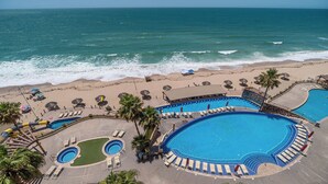 Un complexe hôtelier doté de plusieurs piscines, d’une plage et offrant une vue sur l’océan.