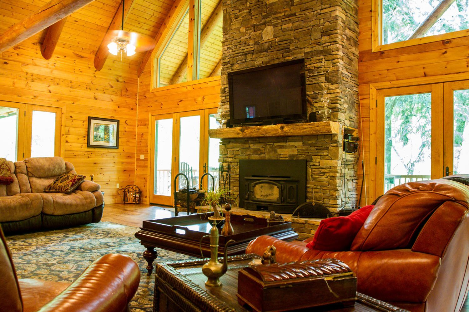 Télévision, cheminée, lecteur de DVD, baby-foot