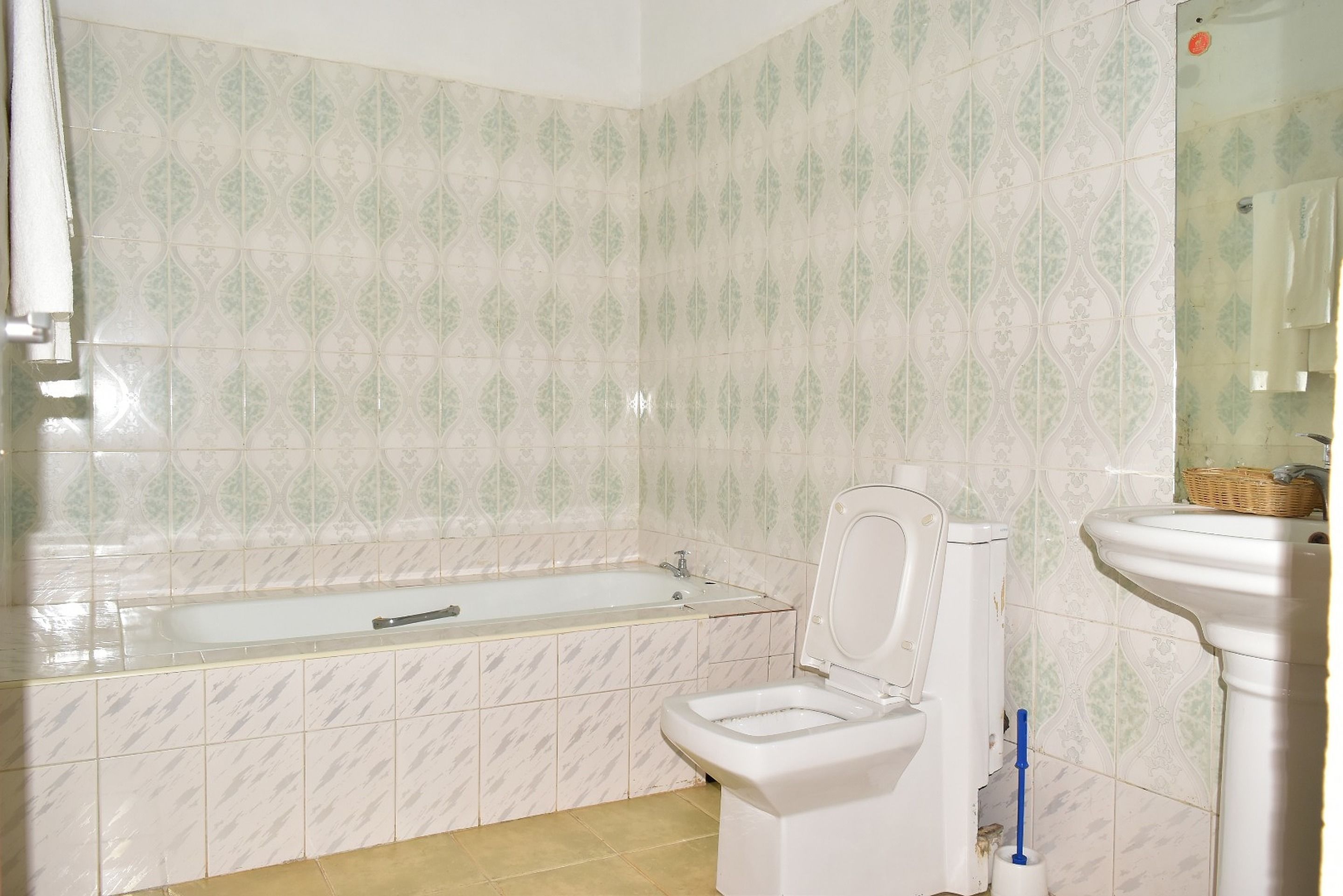 Un baño con bañera, inodoro y lavabo.