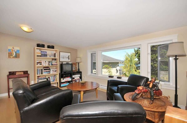 TV, DVD player, offices