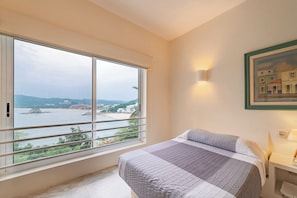 3 bedrooms, desk, iron/ironing board, WiFi
