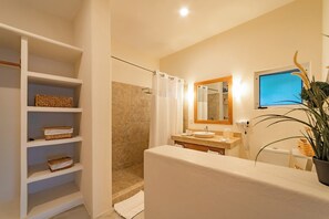 Dusche, Haartrockner, Handtücher