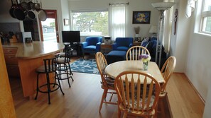 Dining - The Cutest Beach House on Marine Terrace! Fabulous location! (Cambria)