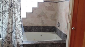 Ducha, secador de pelo y toallas