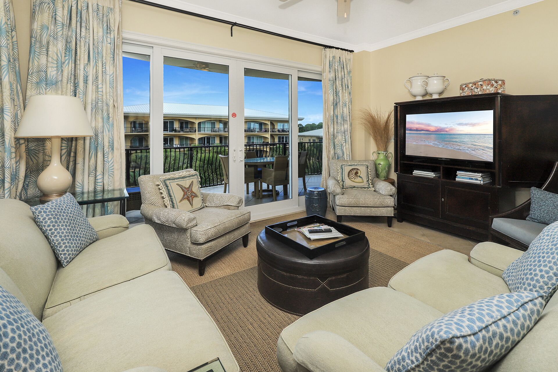 Adagio D-301 Poolside, Corner unit - front left bedroom has window ocean view