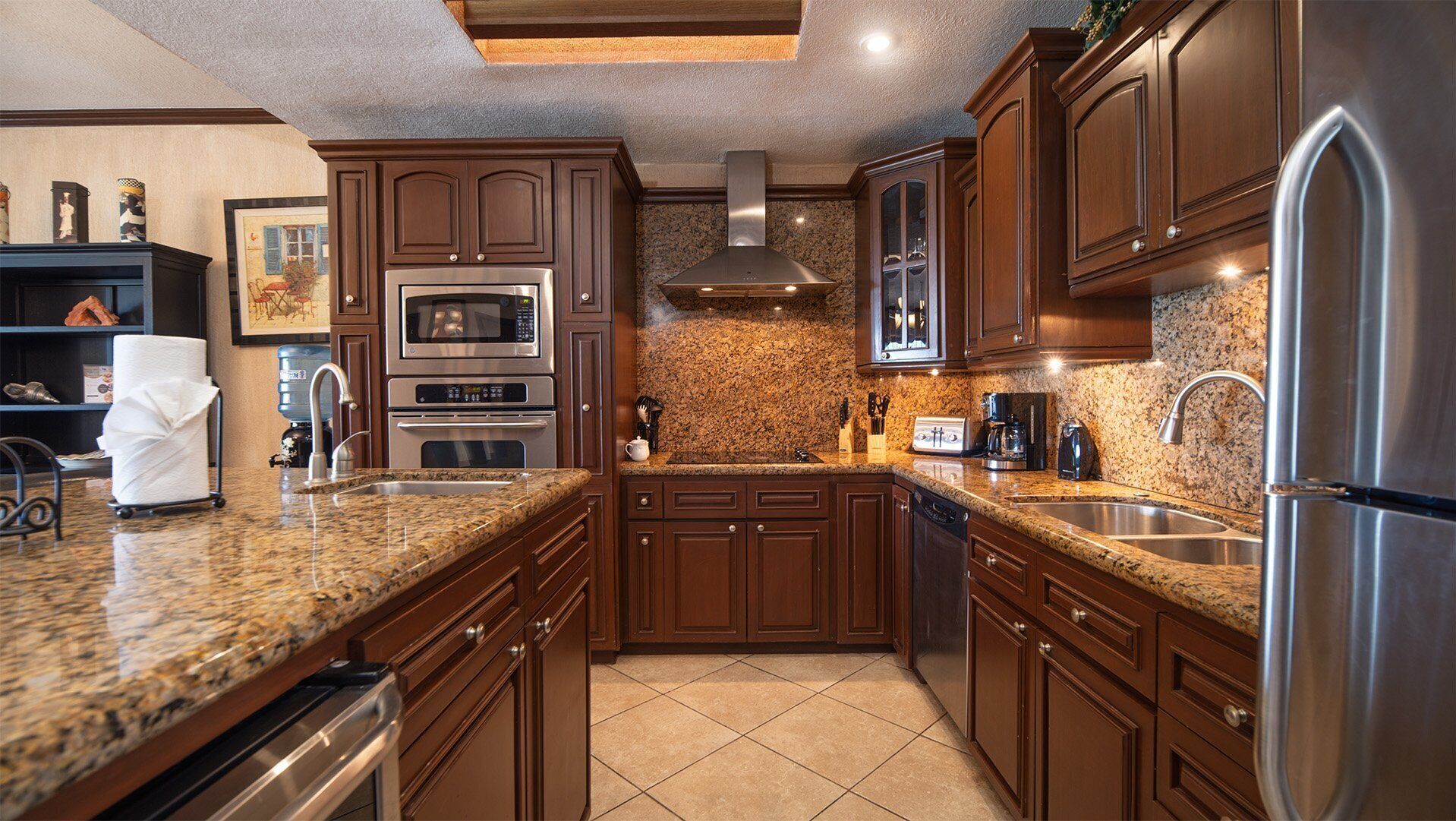 Jääkaappi, mikroaaltouuni, uuni, liesi