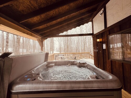 Trailside Home on Alpen Trail with Hot Tub & Allows Dogs