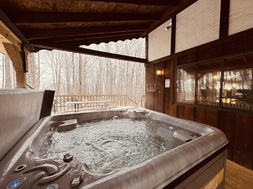 Trailside Home on Alpen Trail with Hot Tub & Allows Dogs