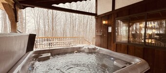 Trailside Home on Alpen Trail with Hot Tub & Allows Dogs