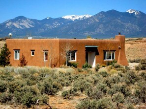 Exterior - Private setting Big Sky Views Walk to a hidden River 2 Mini-Split AC (Ranchos de Taos)