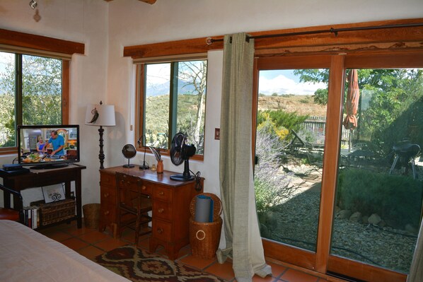 View from property - Private setting Big Sky Views Walk to a hidden River 2 Mini-Split AC (Ranchos de Taos)