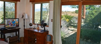 Private setting Big Sky Views Walk to a hidden River 2 Mini-Split AC