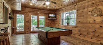 Berg Stuga, Free Attraction Tickets, Game Room, Hot Tub, WIFI!!!