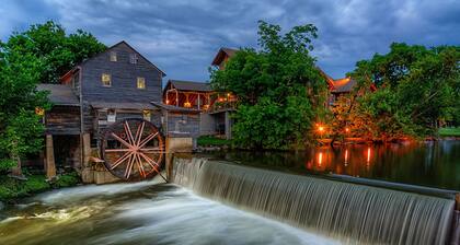 Berg Stuga, Free Attraction Tickets, Game Room, Hot Tub, WIFI!!!