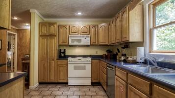 Micro-ondes, lave-vaisselle, cafetiĂšre/bouilloire, grille-pain