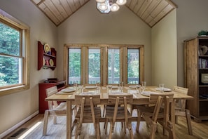 Dining - Berg Stuga, Free Attraction Tickets, Game Room, Hot Tub, WIFI!!! (Townsend)