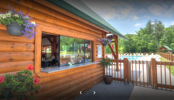 Pool - Berg Stuga, Free Attraction Tickets, Game Room, Hot Tub, WIFI!!! (Townsend)