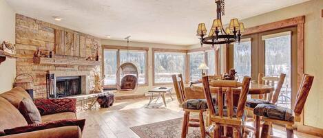 Flatskjerm-TV og peis