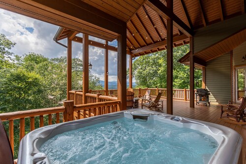 Mountain Camp-3 miles to main street Blowing Rock! Hot tub, game room, private hiking trails