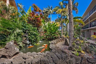 Second-floor condo with great view of the ocean and Prince Kuhio Park.