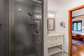Combined shower/tub, free toiletries, towels, soap