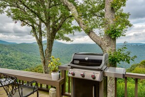 Outdoor dining - Celestial View - 3BR, 3BA - Pool Table - Mountain Views (Blowing Rock)
