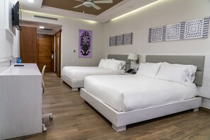 Habitación doble superior, 2 camas de matrimonio, vistas a la ciudad, mirando al mar | Caja fuerte, escritorio, tabla de planchar con plancha