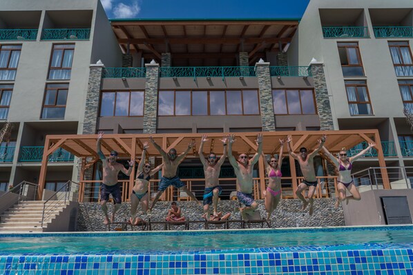 Un área de piscina con un edificio al fondo.